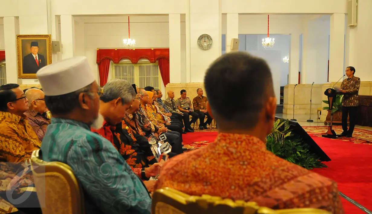 Suasana pertemuan di Istana Negara, Jakarta, Jumat (13/1). Dalam pertemuan ini, Jokowi mengingatkan agar pelaku industri jasa keuangan memberikan kredit kepada sektor produktif, utamanya adalah UMKM. (Liputan6.com/Angga Yuniar)