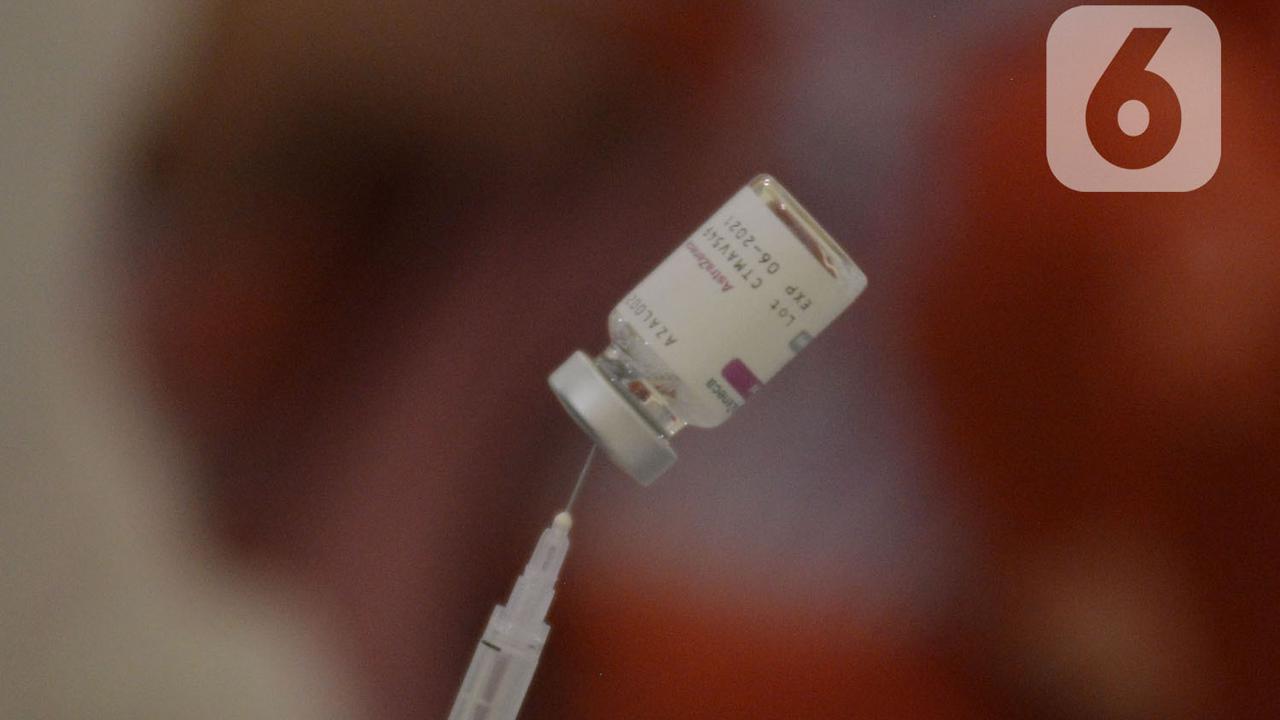 Warga DKI 18 Tahun ke Atas Jalani Vaksinasi COVID-19