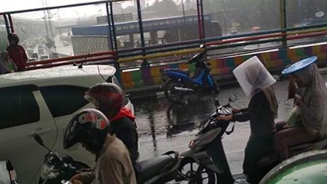 6 Kelakuan Kocak Cewek di Jalan Raya Ini Bikin Geregetan