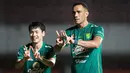 Pemain Persebaya Surabaya, Jose Wilkson (kanan) melakukan selebrasi bersama Taisei Marukawa usai mencetak gol kedua timnya ke gawang Persiraja Banda Aceh dalam laga pekan ke-10 BRI Liga 1 2021/2022 di Stadion Maguwoharjo, Sleman, Minggu (31/10/2021). (Bola.com/Bagaskara Lazuardi)