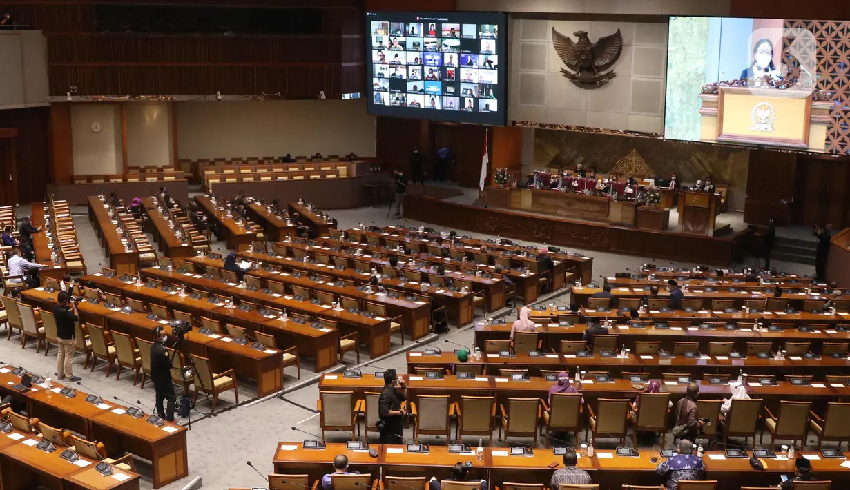 Suasana Rapat Paripurna Pembukaan Masa Persidangan IV Tahun Sidang 2020-2021 di Kompleks Parlemen, Senayan, Jakarta, Senin (8/3/2021). Rapat Paripurna tersebut diikuti oleh 86 anggota DPR yang hadir secara fisik dan 260 orang secara virtual. (Liputan6.com/Angga Yuniar)