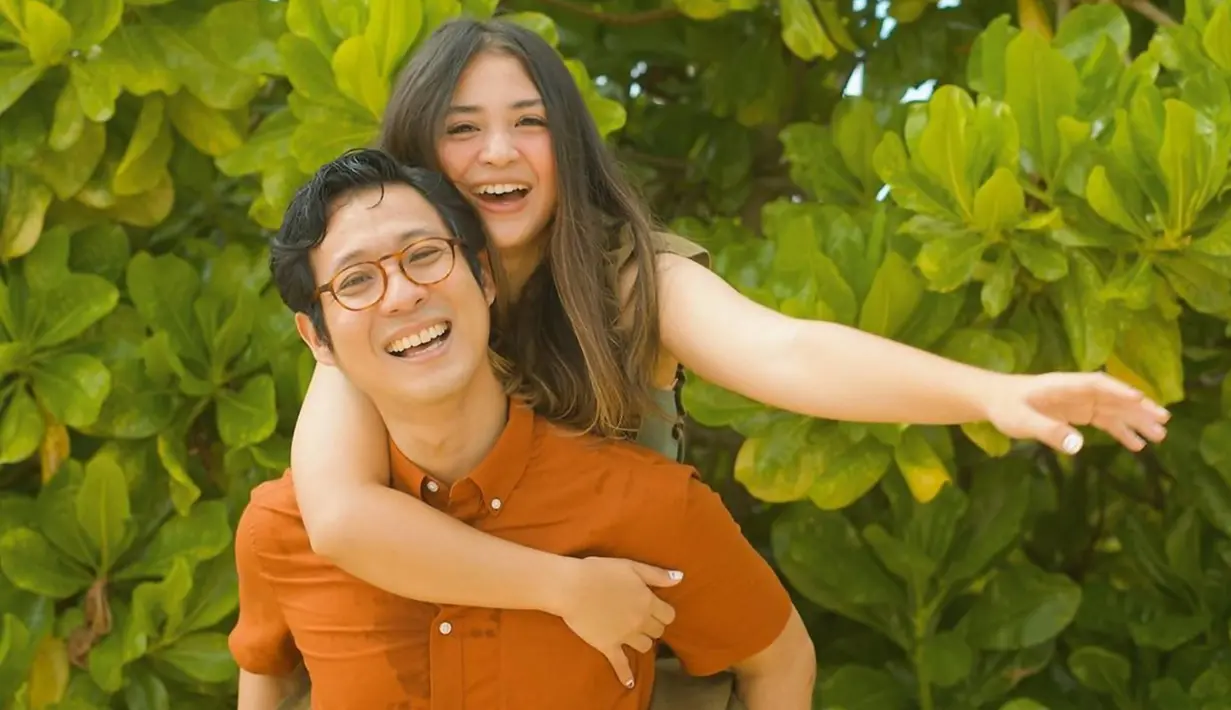 Jalani kehidupan sebagai orang tua, pasangan ini selalu membagikan keseruannya dalam mengasuh buah hati. Meski sudah jarang muncul di layar kaca, pasangan ini masih kerap menyapa penggemarnya melalui media sosial. Dua buah hatinya yang saat ini tumbuh semakin besar pun tampil makin keren. (Liputan6.com/IG/@putrititian)