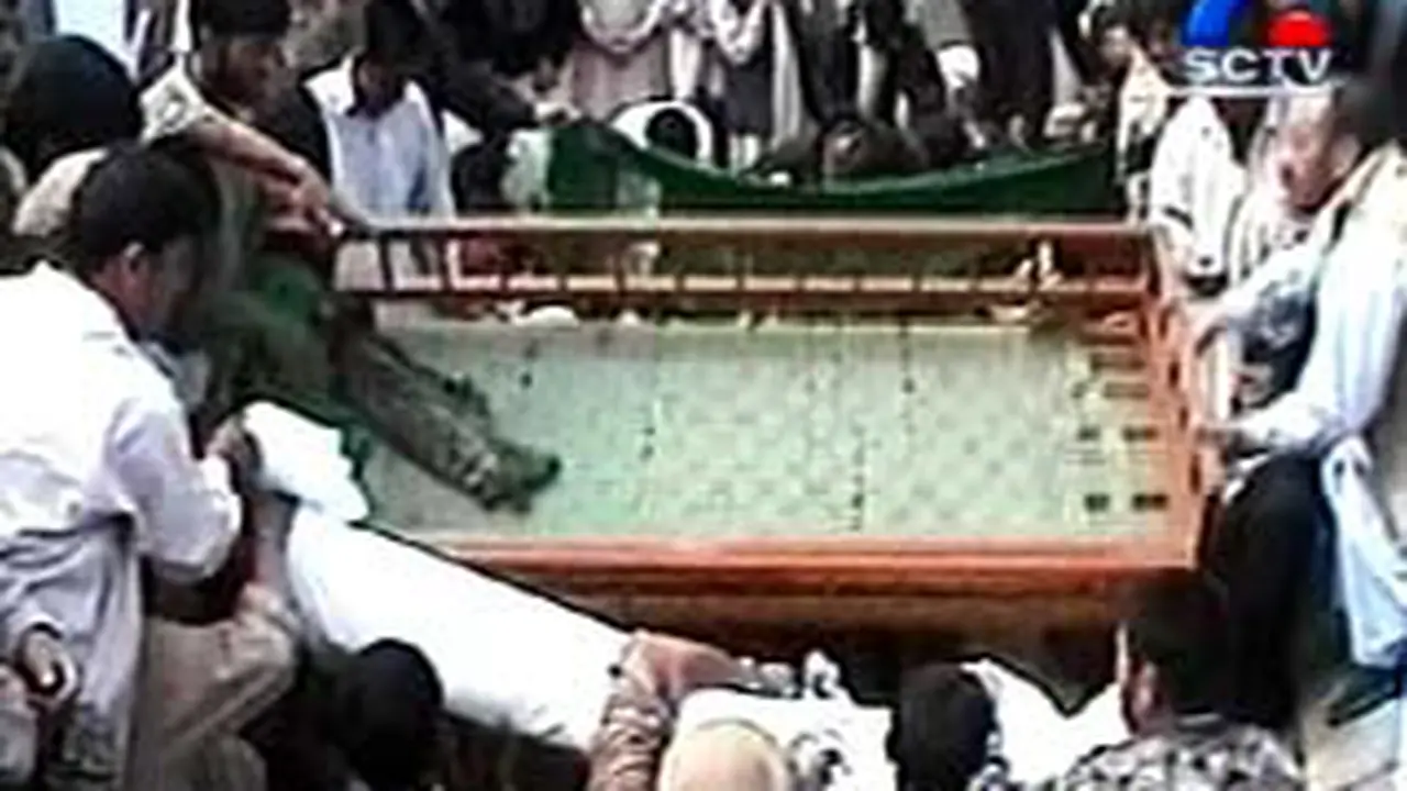 050304bBreak-Pakistan.jpg