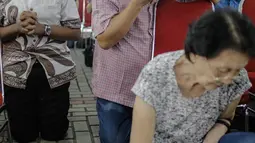 Sejumlah jemaat berdoa sambil menangis saat menyaksikan prosesi jalan salib di Gereja Katedral, Jakarta, Jumat (30/3). Prosesi di antaranya ketika Yesus disalibkan, wafat, lalu dimakamkan. (Liputan6.com/Faizal Fanani)