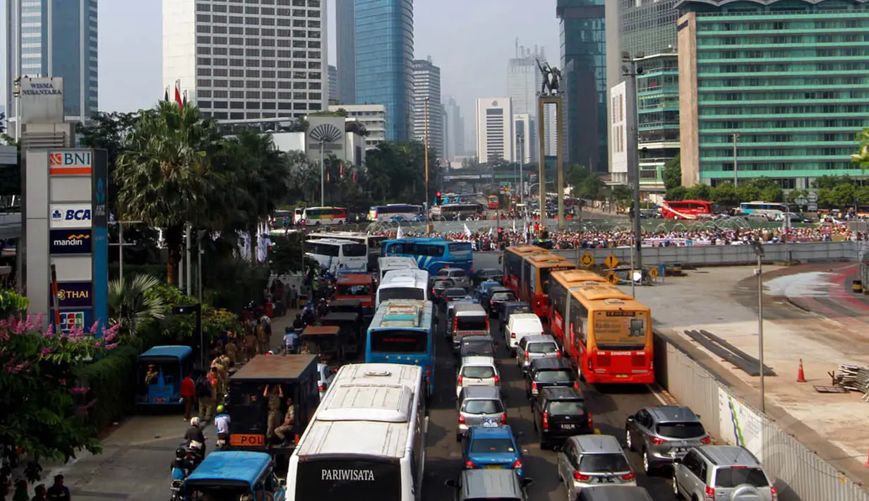 Dari kawasan ini tampak mobil-mobil pribadi terjebak macet akibat imbas unjuk rasa buruh di Bundaran HI, Kamis (1/5/14). (Liputan6.com/Johan Tallo)