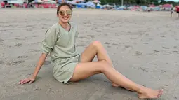 Pakaian serba nyaman ini sukses jadi andalan Donna Agnesia mengunjungi berbagai spot wisata di Pulau Bali. Kali ini ia terlihat nyaman dengan pakaian yang sama. (Liputan6.com/IG/@dagnesia).