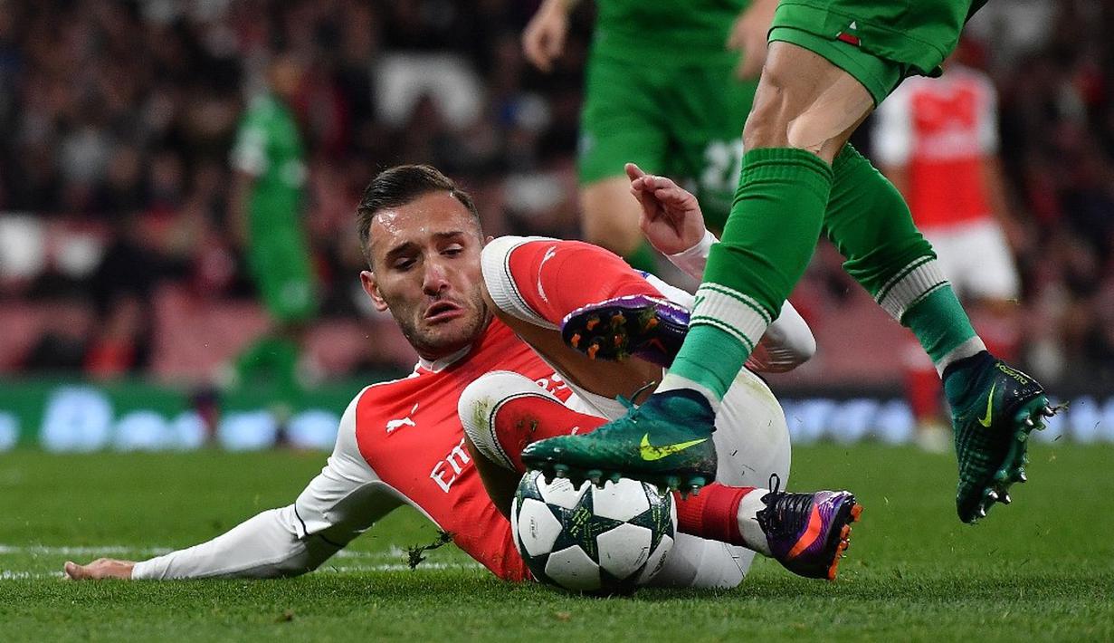 Pemain Arsenal, Lucas Perez, berebut bola dengan pemain Ludogorets dalam laga Grup A Liga Champions di Stadion Emirates, Kamis (20/10/2016) dini hari WIB. (AFP/Ben Stansall)