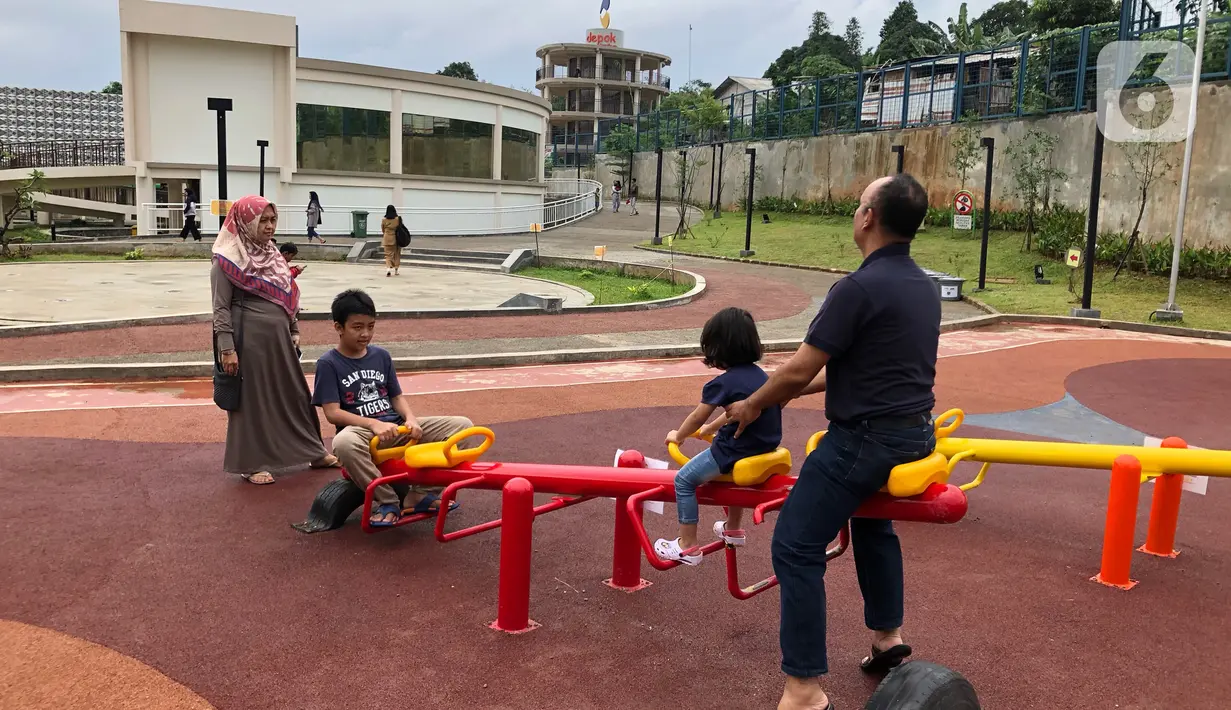 Aktivitas pengunjung di area Alun-alun Kota Depok, Jawa Barat, Senin (24/2/2020). Meskipun memasuki musim hujan, namun Alun-alun Kota Depok masih menjadi pilihan bagi sebagian warga untuk berolahraga dan berekreasi. (Liputan6.com/Immanuel Antonius)