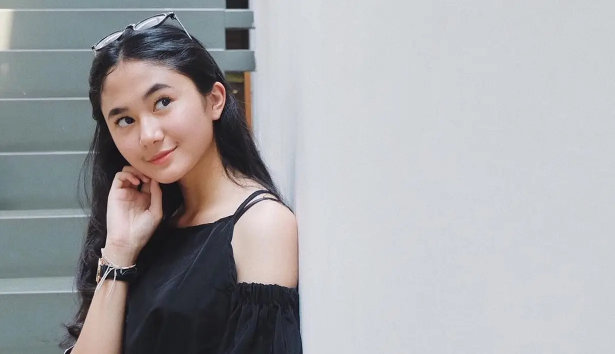 Gunakan off shoulder top hitam membuat penampilan pemeran Mila di sinetron 'Cinta Karena Cinta' ini terlihat elegan namun simpel. Riasan makeup natural membuat penampilan gadis 18 tahun ini lebih fresh. (Liputan6.com/IG/@zahwaqilah)