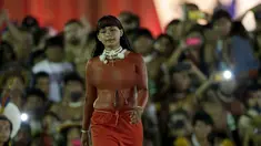 Seorang wanita adat tanpa busana saat mengikuti parade Kecantikan Adat Internasional dalam Olimpiade bagi masyarakat adat dunia di, Palmas, Brasil, (24/10/2015). Sekitar 48 etnik dari berbagai dunia ikut dalam kejuaraan ini. (REUTERS/Ueslei Marcelino)