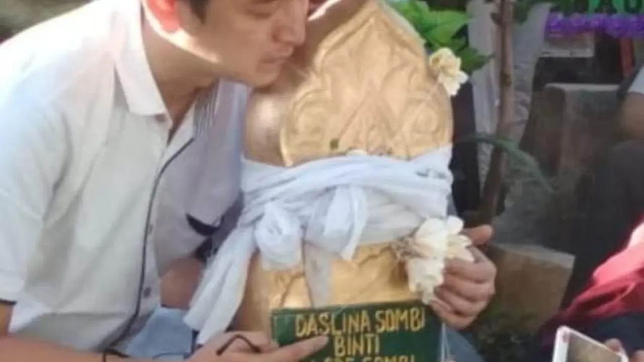 Alan Tito menahan sedih di depan makam istrinya. (Liputan6.com/Ahmad Akbar Fua)