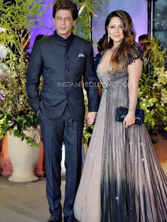 Shah Rukh Khan terlihat menghadiri pesta pernikahan Sonam Kapoor bersama sang istri, Gauri Khan. (Foto: instagram.com/instantbollywood)