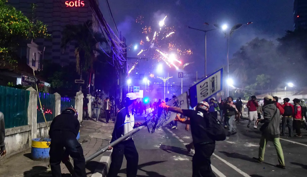 Bentrok massa dan aparat polisi dari Korps Brimob terjadi di di sepanjang Jalan Pejompongan-Penjernihan, Tanah Abang, Jakarta Pusat. (merdeka.com/Arie Basuki)