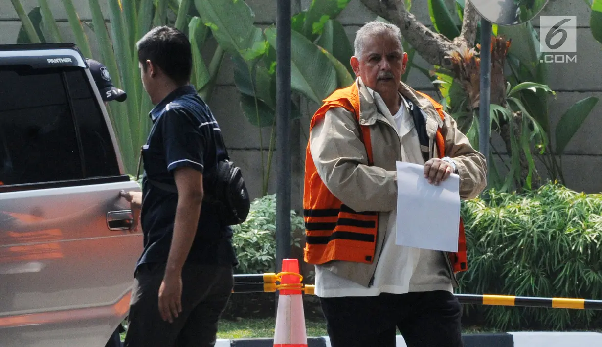 Direktur Utama nonaktif PLN Sofyan Basir (kanan) tiba di Gedung KPK, Jakarta, Kamis (27/6/2019). Sofyan diperiksa sebagai saksi aliran kasus dugaan suap dan gratifikasi yang menjerat Anggota Komisi VI DPR Bowo Sidik Pangarso. (merdeka.com/Dwi Narwoko)