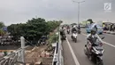 Pengendara sepeda motor nekat melawan arah saat melintas di jalan layang atau flyover Buaran, Jakarta, Kamis (29/11). Aksi nekat ini kerap terjadi di flyover Buaran, terutama pada saat jam sibuk guna menghindari kemacetan. (Merdeka.com/Iqbal S Nugroho)