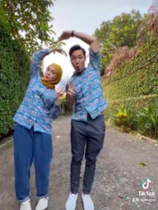 Hubungan suami istri Nycta Gina dengan Rizky Kinos bukanlah yang kaku. Keduanya kadang membuat hal-hal konyol yang membuat penggemarnya ngakak. (Foto: Instagram/@missnyctagina)