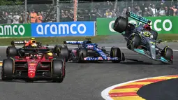 Verstappen membuat start yang impresif. Ia mampu melesat ke depan dan memanfaatkan kekacauan akibat dua kecelakaan yang melibatkan Lewis Hamilton dan Fernando Alonso serta Nicholas Latifi dan Valtteri Bottas yang memicu intervensi saftey car. (AFP/John Thys)