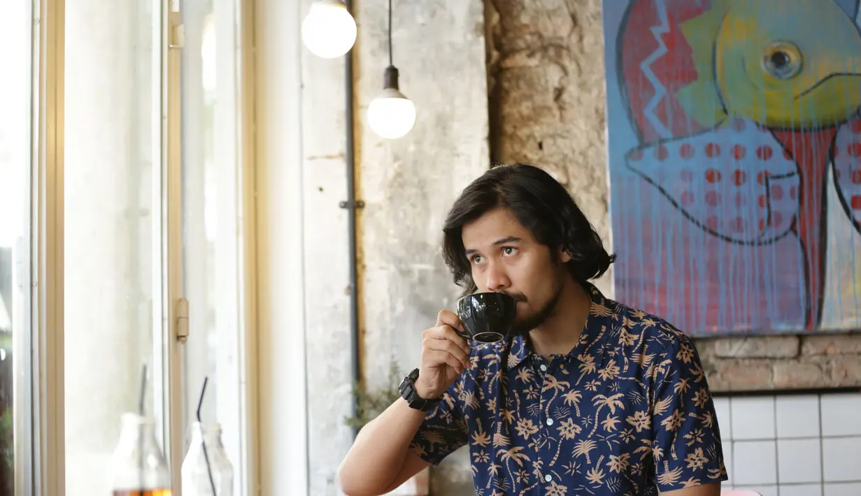 "Biar gimana pun kenal baik, tali silahturahmi tetap dijaga. Bukan berarti sudah putus ya kita putus hubungan. Harus dibina dengan baik sebagai sahabat," ujar Chicco Jerikho, Minggu (2/4). (Bambang E. Ros/Bintang.com)