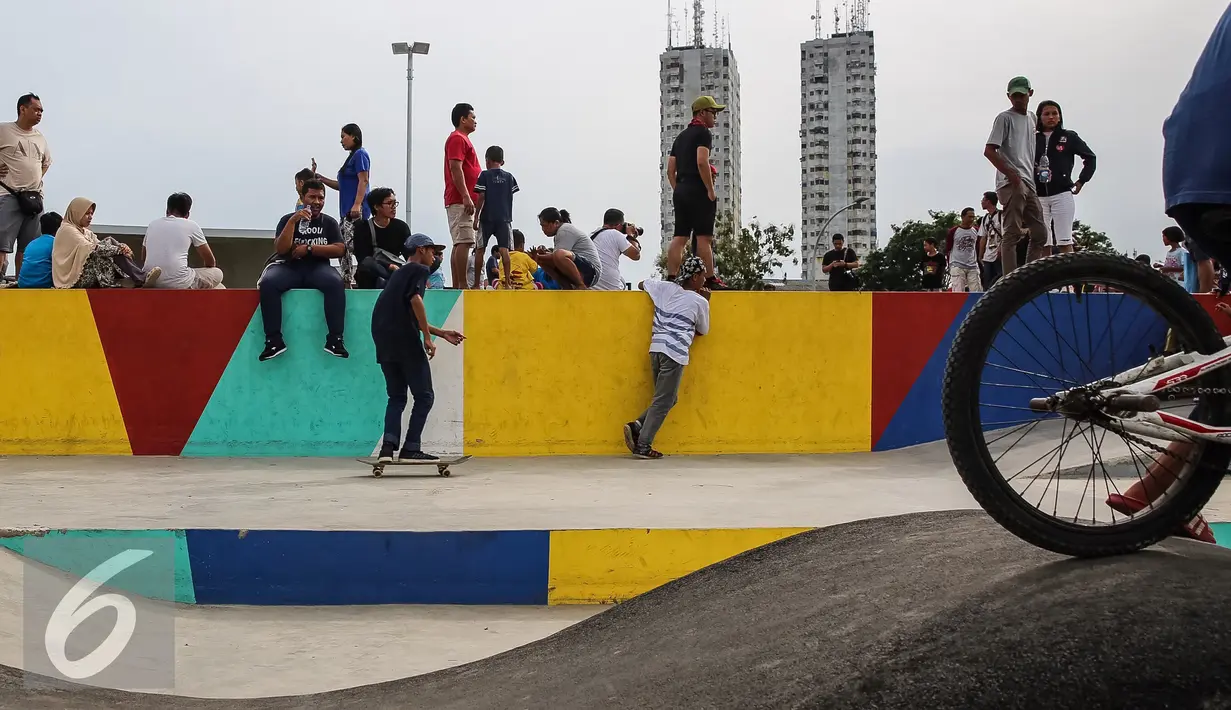 Seorang anak remaja tengah bermain skateboard di arena skate park Taman Kalijodo, Jakarta, Minggu (15/01). Pembangunannya area taman ini dilakukan sejak penggusuran Februari 2016 hingga beroperasi di awal 2017 ini. (Liputan6.com/Fery Pradolo)