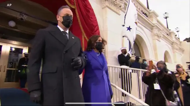 Kamala Harris dan suami, Douglas Emhoff bersiap masuk ke area pelantikan dan penambilan sumpah jabatan di Gedung Capitol Hill, AS. (Live Streaming VOA)