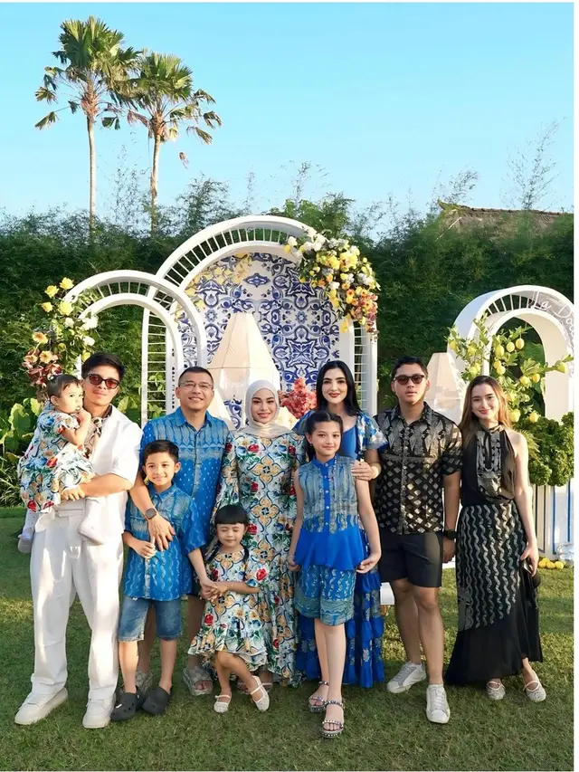 6 Gaya Batik Couple Azriel Hermansyah dan Sarah Menzel di Ultah Aurel ke-27
