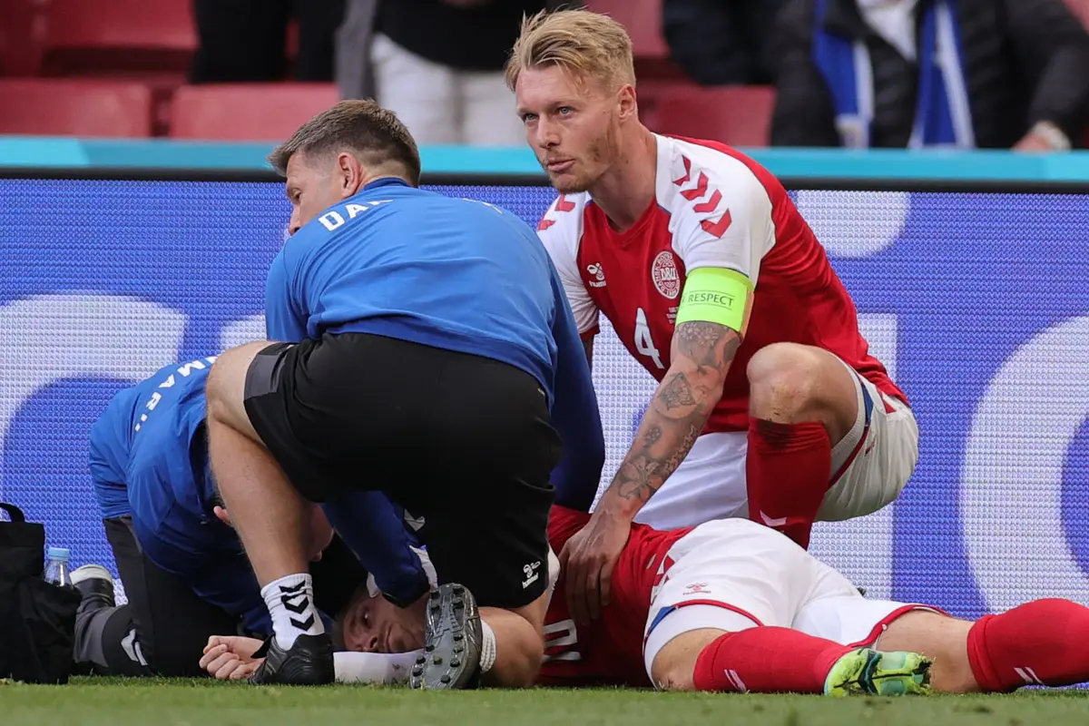 Foto Piala Eropa: Krusial, Pahlawan Penyelamat Insiden Kolapsnya Eriksen