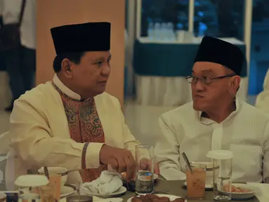 Prabowo Subianto (kanan) dan Aburizal Bakrie saat menghadiri acara buka puasa bersama di kawasan Menteng, Jakarta, Sabtu (4/7/2015). Dalam acara tersebut hadir sekitar 3500 anak yatim. (Liputan6.com/Herman Zakharia)