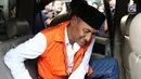 Bupati Kudus, Muhammad Tamzil saat di mobil tahanan usai menjalani pemeriksaan terkait dugaan suap pengisian jabatan perangkat daerah di lingkungan Pemkab Kudus, Gedung KPK Jakarta, Sabtu (27/7/2019). Dalam kasus ini, KPK menetapkan tiga tersangka. (Liputan6.com/Helmi Fithriansyah