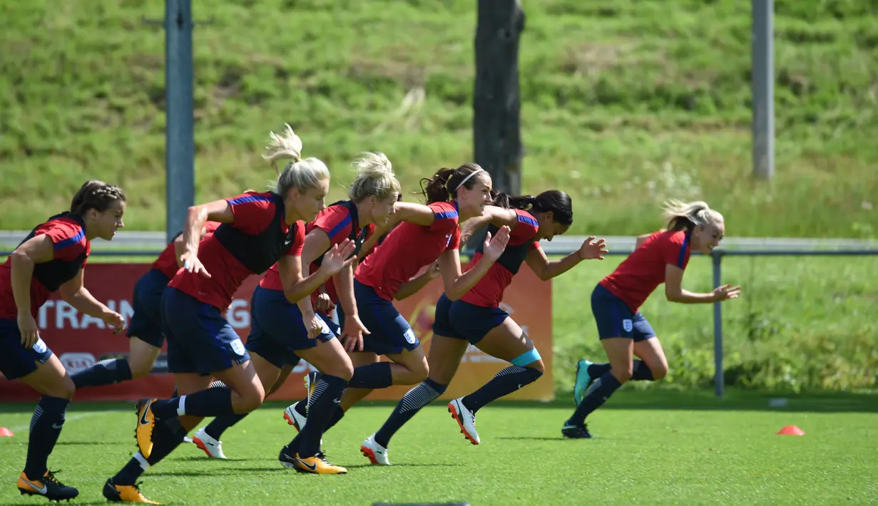 Para pemain wanita Inggris saat mengikuti sesi latihan selama turnamen sepak bola UEFA Women's Euro 2017 di Utrecht, Belanda (18/7). Timnas Inggris berada di grup D bersama Skotlandia, Spanyol, Portugal. (AFP Photo/Daniel Mihailescu)