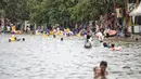 Sejumlah pengunjung bermain air di Beach Pool Ancol, Jakarta, Selasa (25/12). Pasangnya air laut dan cuaca buruk mengakibatkan pantai Ancol sepi pengunjung saat libur Natal 2018. (Liputan6.com/Faizal Fanani)