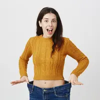 Seorang perempuan memegang jeans dengan ukuran besar (Foto Dok: Freepik/cookie_studio).