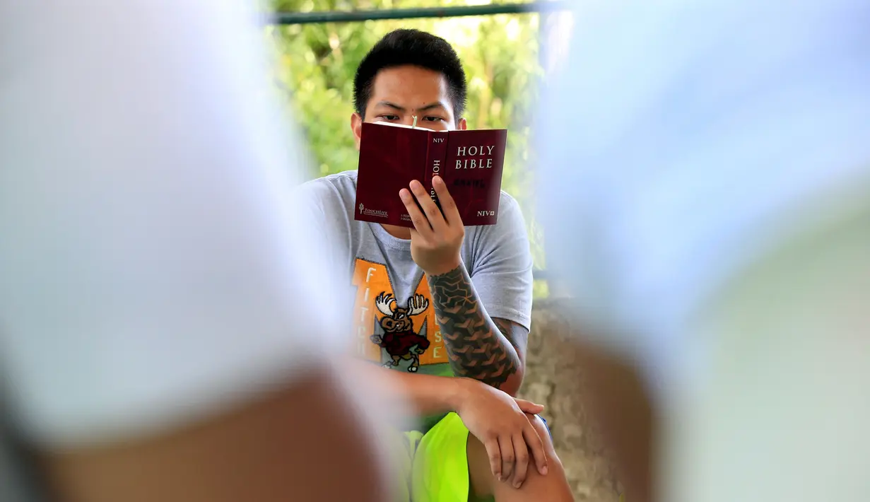 Seorang pasien membaca Alkitab saat melakukan kegiatan rutinnya di Pusat Pemulihan Kristen di Antipolo, Filipina (12/9). (REUTERS/Romeo Ranoco)