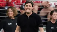 Pelatih Liverpool Andoni Iraola berteriak kepada para pemainnya pada babak kedua laga persahabatan pramusim antara Liverpool vs Sunderland di Nashville, Tenn., Sabtu, 25 Juli 2026. (AP Photo/George Walker IV)