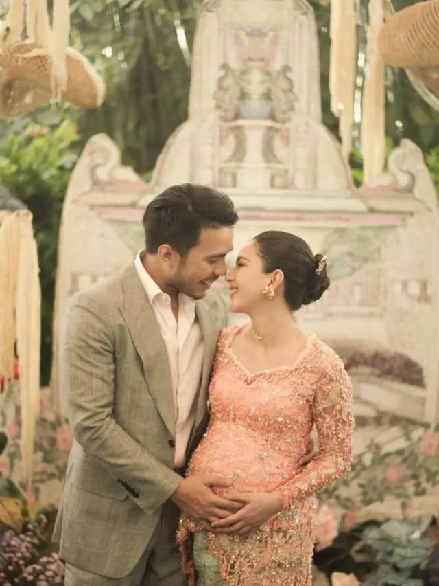 Gaya Artis Lakukan Prosesi Adat 7 Bulanan Kehamilan di Era Modern