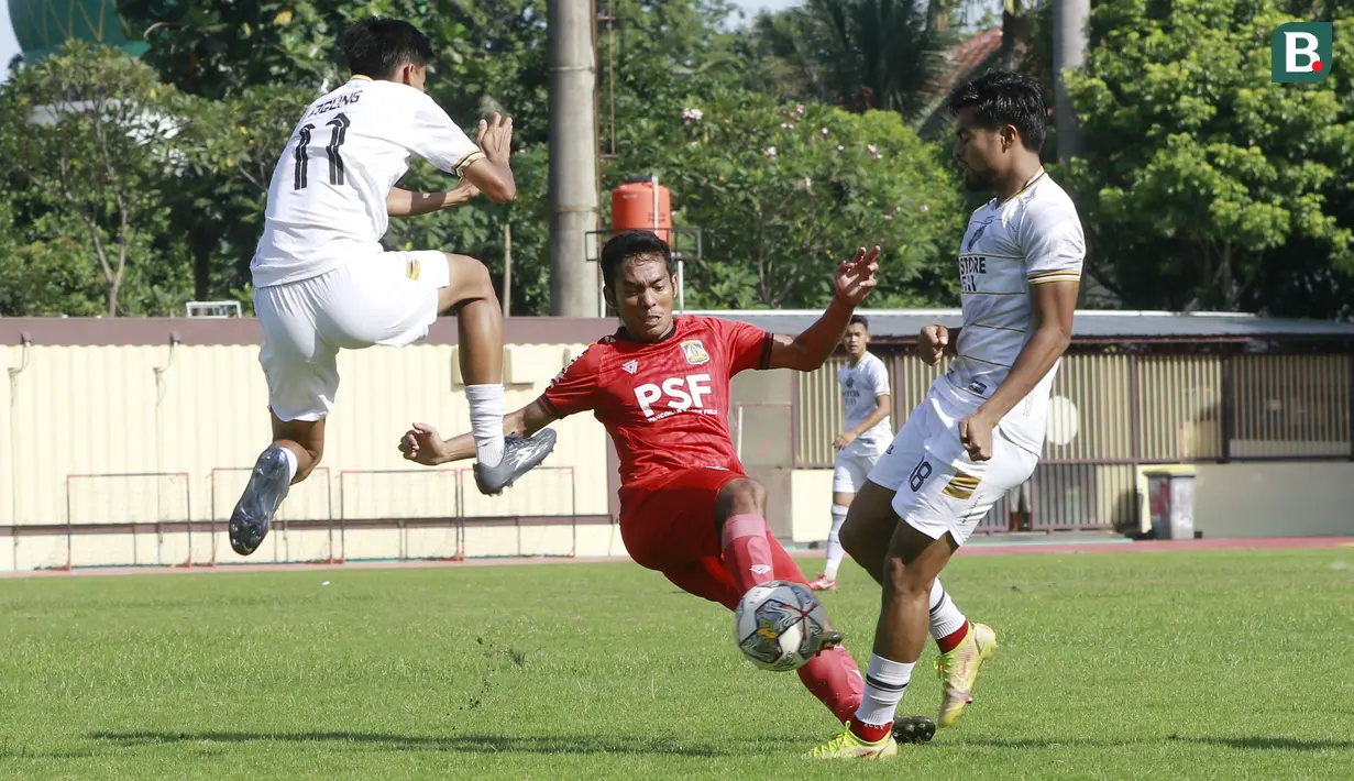 Kabar menggemparkan kembali datang dari sepak bola tanah air. PSSI sebagai induk organisasi sepak bola nasional secara resmi tidak melanjutkan Liga 2 2022/2023. (Bola.com/M Iqbal Ichsan)