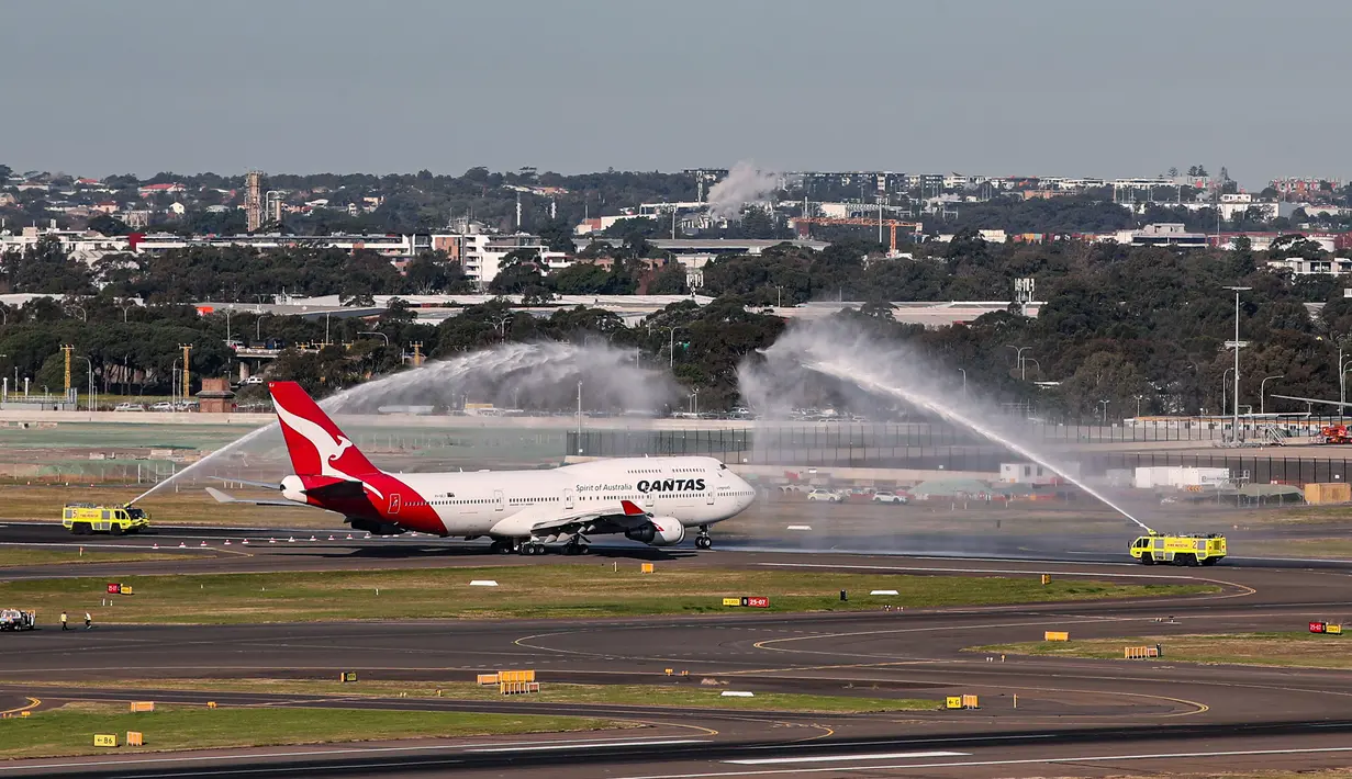 Pesawat penumpang jumbo Boeing 747 terakhir milik maskapai nasional Australia Qantas menerima semprotan air tanda penghormatan saat akan lepas landas di Sydney, Australia, Rabu (22/7/2020). Dengan mengudaranya penerbangan QF7474, Boeing 747 resmi dipensiunkan dari Qantas. (Xinhua/Bai Xuefei)