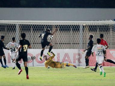 Penyerang Timnas Indonesia, Kushedya Hari Yudo, mencetak gol ke gawang Bali United pada laga uji coba di Stadion Madya, Minggu (7/3/2021). (Bola.com/ Ikhwan Yanuar Harun)