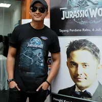 "Kalo kita di depan layar kan ekspresi dan semuanya harus kita tampilkan, tapi kalo suara kan kita cuma fokus ke suara aja. Tingkat kesulitannya cuma bagaimana bisa membuat mulut pemain sama suara kita itu bisa pas,"ucap Hengky. (Adrian Putra/Bintang.com)