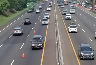 Contraflow kembali diberlakukan di tol Japek. (Abramena/Liputan6.com)