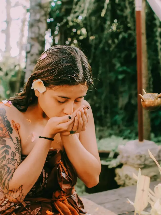 Sampai Menangis, Ini 7 Momen Awkarin saat Jalani Ritual Melukat