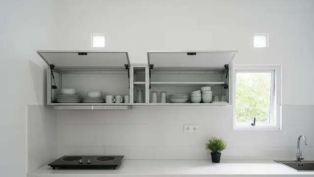 Lemari Gantung Aluminium dengan Sistem Pintu Angkat (Lift-Up Doors)