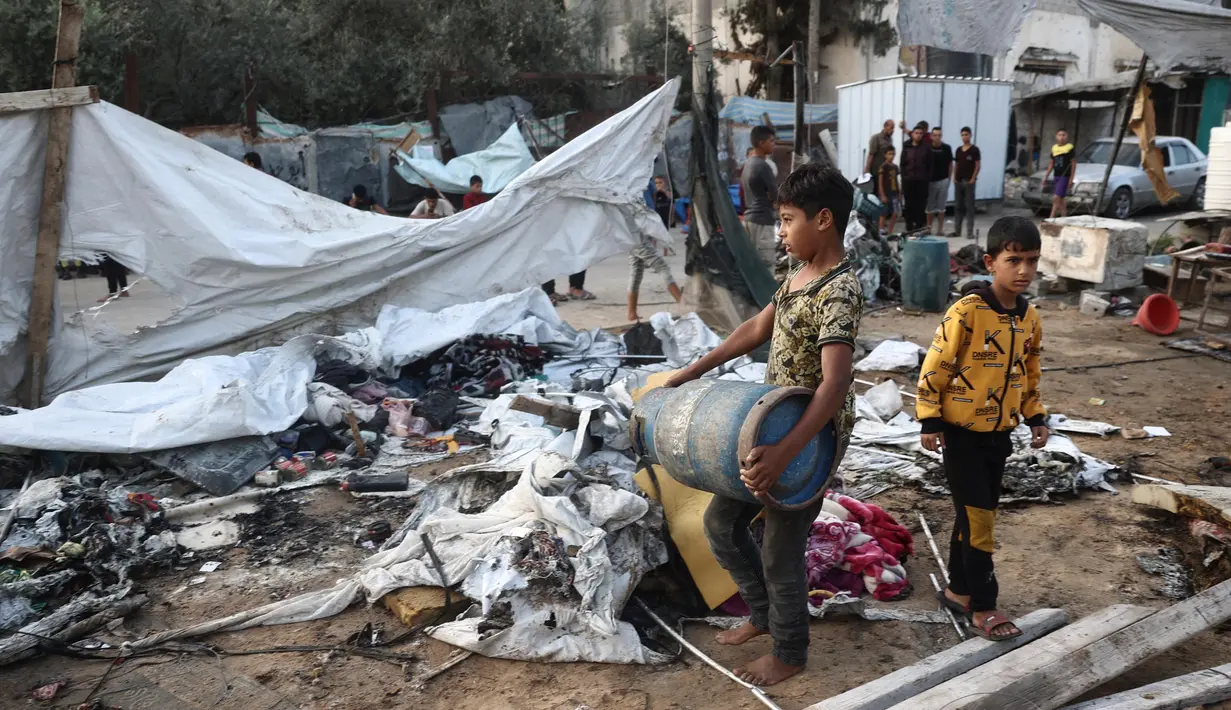 Jumlah korban tewas akibat serangan Israel di kamp pengungsi Al Bureij di Gaza tengah pada Senin (7/10/2024) meningkat menjadi 30 orang. (Eyad BABA/AFP)