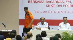 Kepala Basarnas Marsekal Madya Muhammad Syaugi berjalan saat memaparkan evaluasi proses evakuasi Lion Air JT 610 di hadapan keluarga korban di Krisis Center di Jakarta, Senin (5/11). (Liputan6.com/Immanuel Antonius)