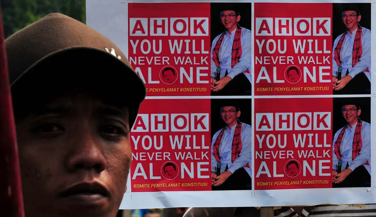 Di tempat yang sama, ada pula aksi unjuk rasa yang mendukung Ahok sebagai gubernur, Jakarta, Rabu (19/11/2014) (Liputan6.com/Johan Tallo)