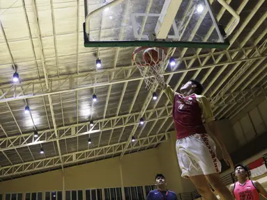 Pebasket junior West Bandits, Kelvin Sanjaya, berusaha memasukan bola saat latihan di Hall Basket Hawks BSD, Tangerang, Senin (21/10). Meski klub amatir, West Bandits serius melakukan pembinaan usia muda. (Bola.com/Vitalis Yogi Trisna)