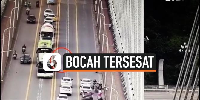 VIDEO: Lepas dari Pengawasan dan Tersesat, Bocah 5 Tahun Naik Skuter di Jalan Raya