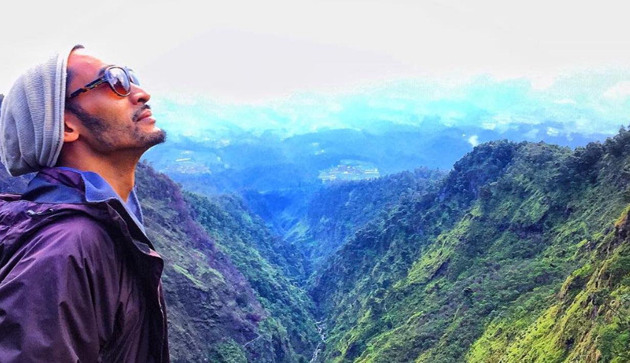 Tahun Baru 2016, Restu Sinaga merayakannya dengan mendaki Gunung Merbabu. (Instagram/ restusinaga)