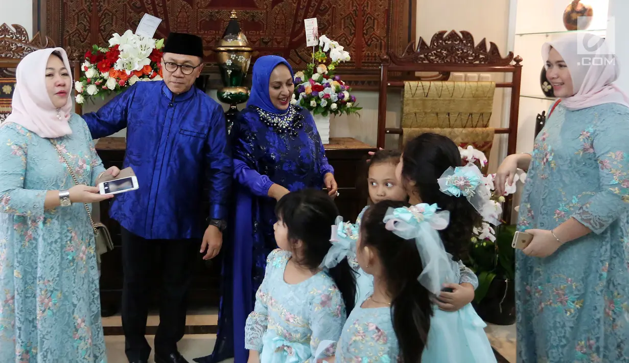 Suasana saat ketua MPR Zulkifli Hasan menggelar open house Idul Fitri di rumah dinas Ketua MPR di Jakarta, Minggu (25/6). Open house ini menjadi ajang silahturahmi bertemu dengan tokoh, menteri dan juga warga. (Liputan6.com/Johan Tallo)