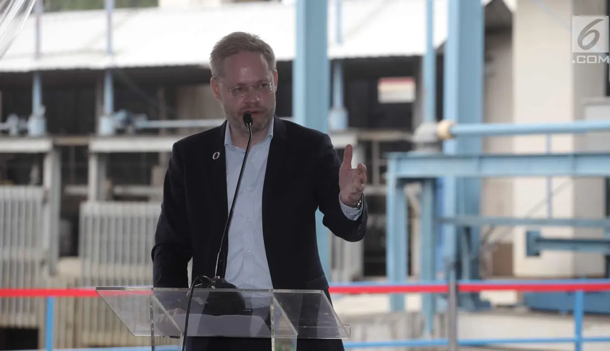 Dubes Denmark Rasmus A. Kristensen memberi sambutan kerja sama penanganan sampah terintegrasi di  Pintu Air Manggarai, Jakarta, Selasa (30/1). Kerjasama ini melalui Program Pengelolaan Limbah Padat Nasional (NSWM). (Liputan6.com/Arya Manggala)