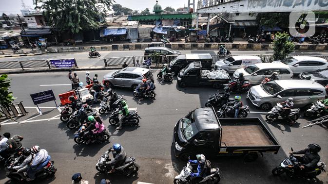 Kemacetan kendaraan saat terjebak penyekatan mobilitas di Jalan Basuki Rahmat, Jakarta, Kamis (15/7/2021). Polda Metro Jaya memperluas area penyekatan selama PPKM Darurat menjadi 100 titik guna mengurangi mobilitas sekaligus menekan penyebaran Covid-19. (merdeka.com/Iqbal S Nugroho)